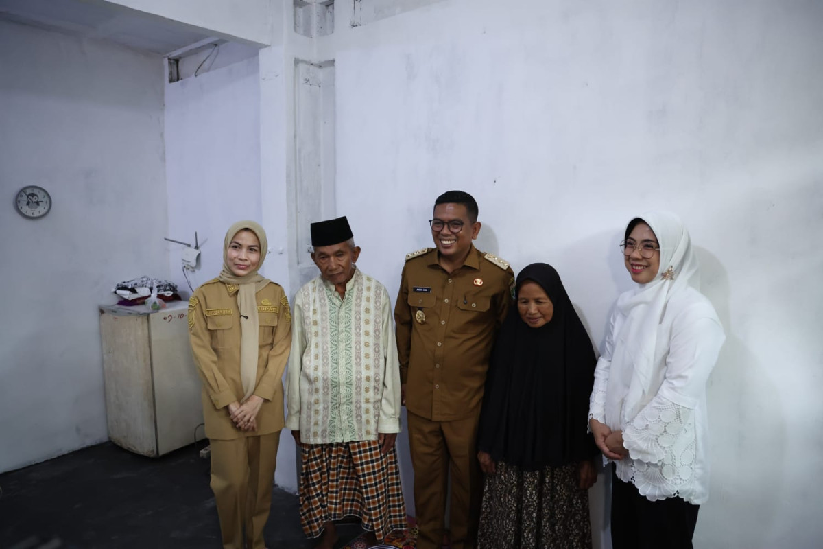 Safari Ramadan di Cinangka, Gubernur Andra Soni Serahkan Kunci Rumah Baru untuk Warga