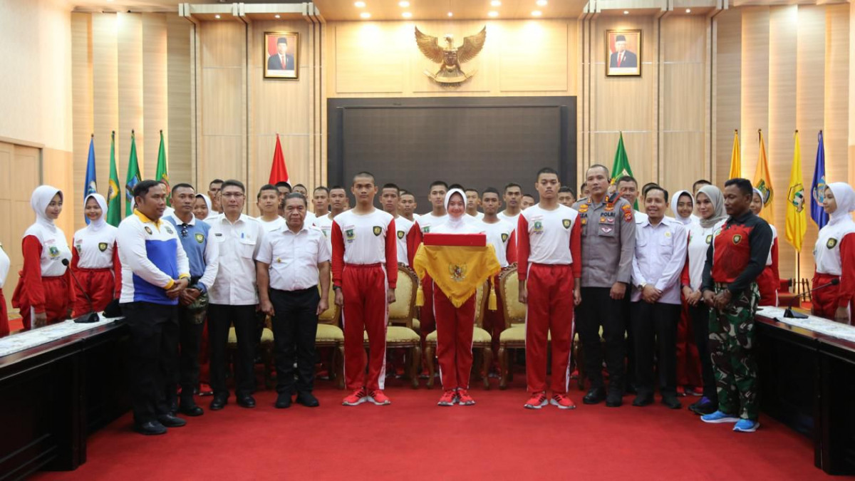 Serahkan Duplikat Bendera Pusaka, Pj Gubernur Banten Al Muktabar: Harus Dijaga Bersama