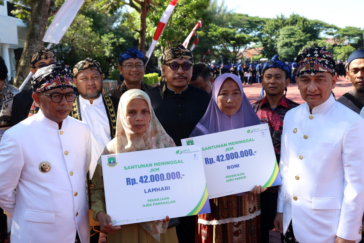 Gubernur Andra Soni Serahkan Penghargaan dan Santunan bagi Pekerja Rentan di HUT Ke-25 Provinsi Banten