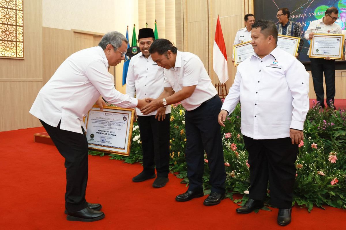 Pj Gubernur Banten Al Muktabar Serahkan Predikat Penilaian Kepatuhan Penyelenggaraan Pelayanan Publik