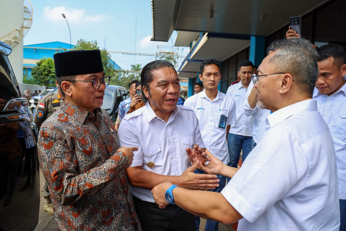 Pj Gubernur Banten Al Muktabar Dampingi Mendag Zulkifli Hasan Kunjungi Pasar Kelapa dan PT Krakatau Steel