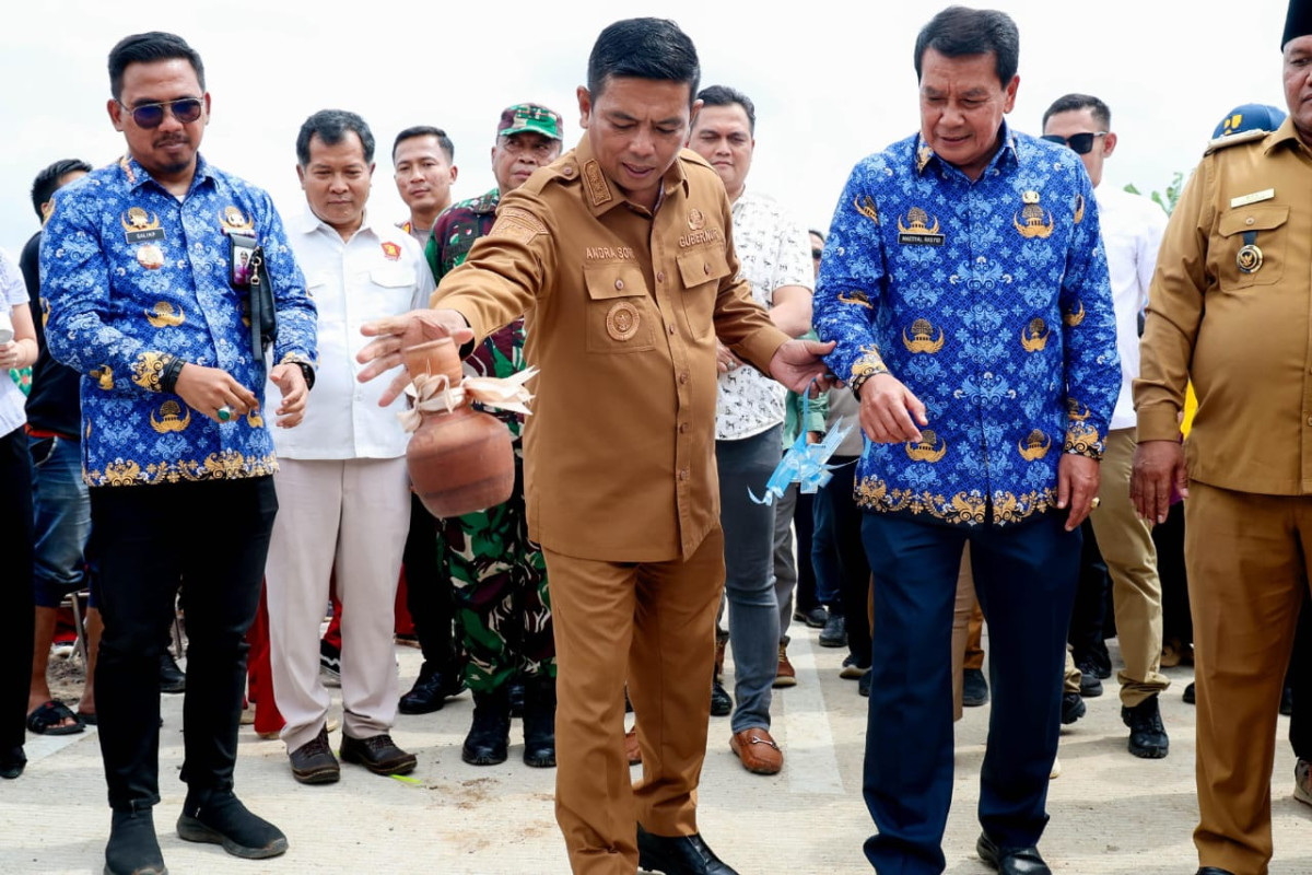 Tuntaskan Penantian 20 Tahun Warga, Gubernur Andra Soni Resmikan Jalan Poros Tiga Desa Lewat Program "Bang Andra"