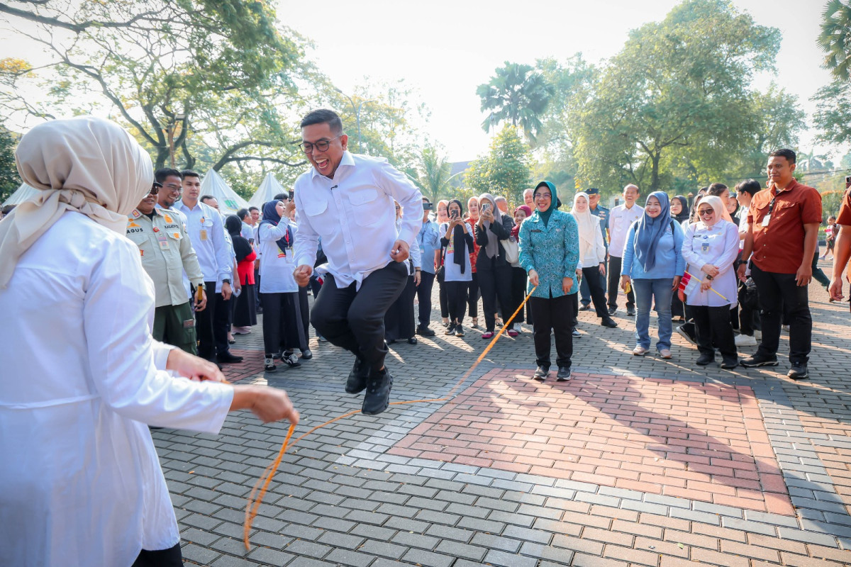 Rayakan HAN ke-41 Tahun 2025, Gubernur Banten Andra Soni Bermain Enggrang Hulahop dan Lompat Tali