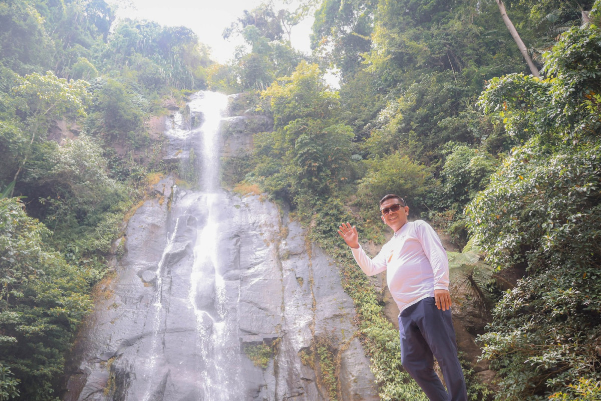 Tinjau Curug Cimanggung, Gubernur Andra Soni Prioritaskan Infrastruktur Wisata Lewat Program 'Bang Andra'