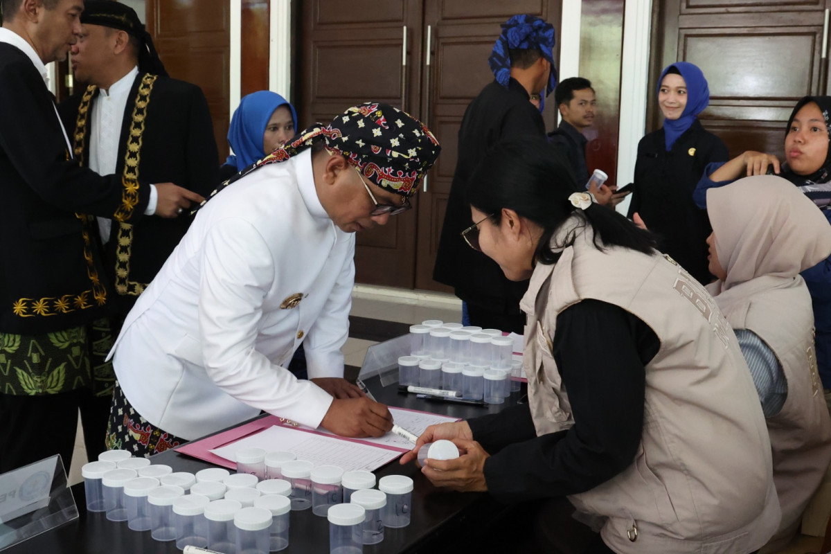 Momen HUT Ke-25 Provinsi Banten, Gubernur Andra Soni Beri Teladan dengan Ikut Tes Urine ASN