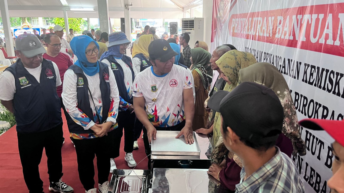 Pj Gubernur Banten Al Muktabar Salurkan Bansos Penangan Kemiskinan Ekstrem di Kabupaten Lebak