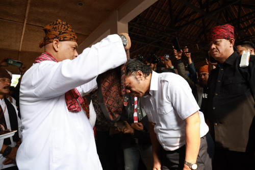 Sambut Kehadiran Pj Gubernur Banten Al Muktabar di Seren Taun Cisungsang, Abah Usep Ikatkan Totopong