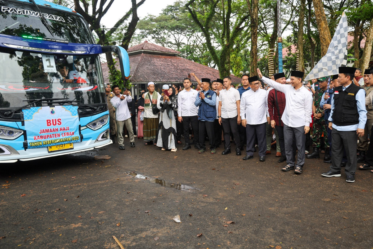 Lepas Jamaah Haji Kloter 52 JKG Kabupaten Lebak, Wagub Banten Dimyati : Jaga Kesehatan dan Luruskan Niat Beribadah