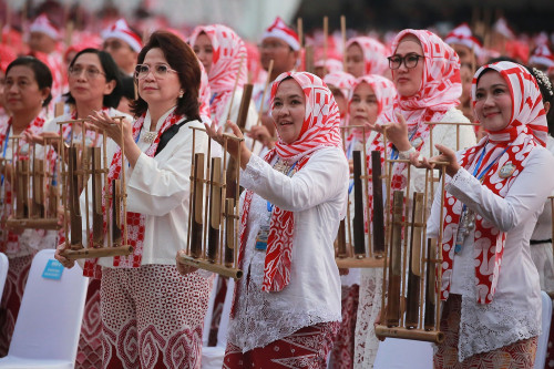 Pj Gubernur Al Muktabar Dampingi Rombongan PKK Provinsi Banten Dalam Pemecahan Rekor Dunia Angklung