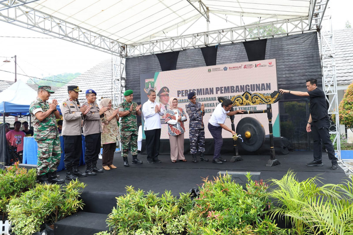 Pj Gubernur Banten Al Muktabar Salurkan Paket Bansos dan UEP Untuk Masyarakat Kota Cilegon