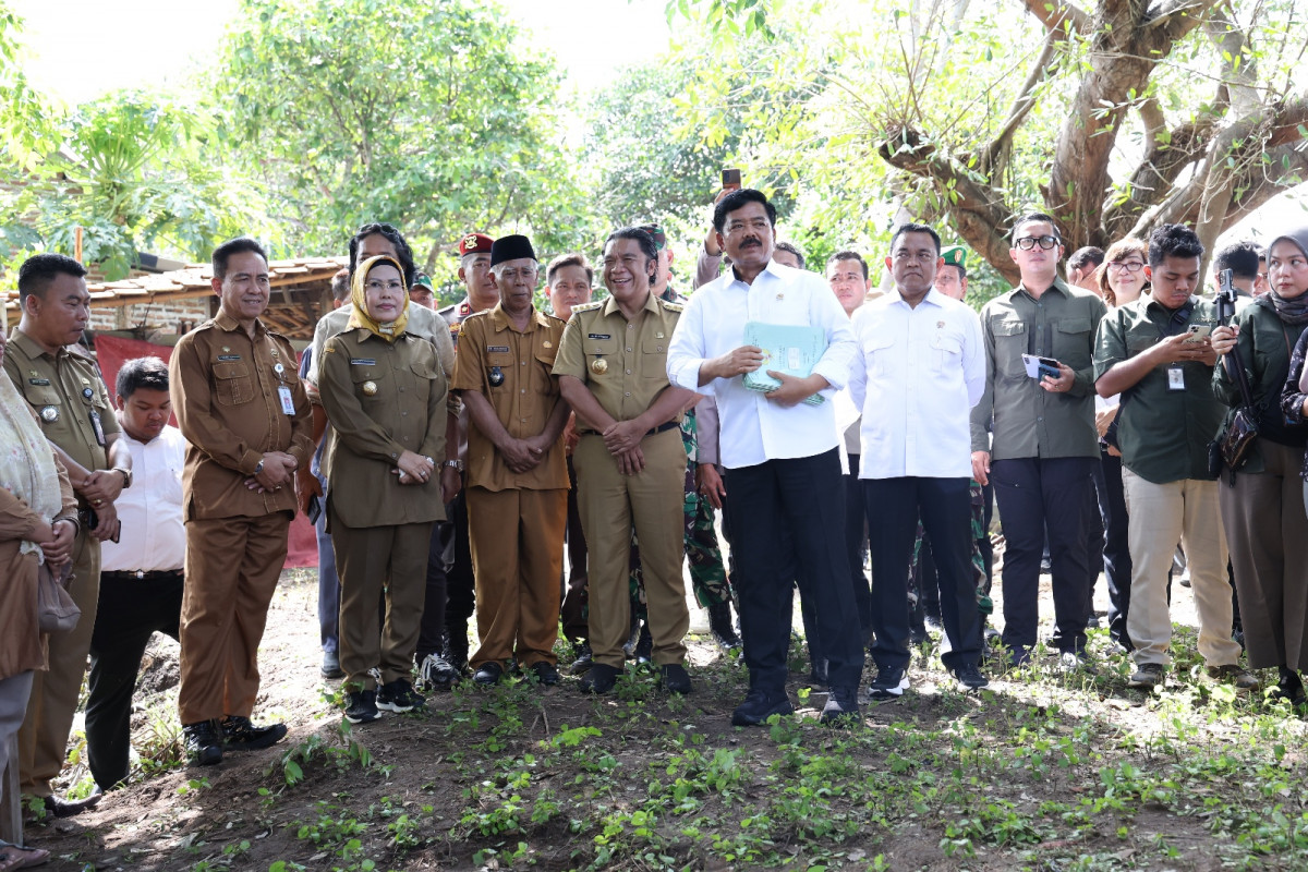 Pj Gubernur Banten Al Muktabar Dampingi Menteri Agraria dan Tata Ruang/BPN Serahkan Sertipikat PTSL ke Rumah Masyarakat