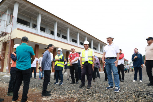 Perluas Akses Pendidikan, Pj Gubernur Banten Al Muktabar Tinjau Pembangunan SMKN 18 Pandeglang