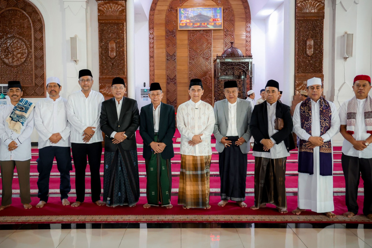 Wagub Banten A Dimyati Natakusumah Melaksanakan Sholat Idul Adha di Masjid Raya Al-Bantani