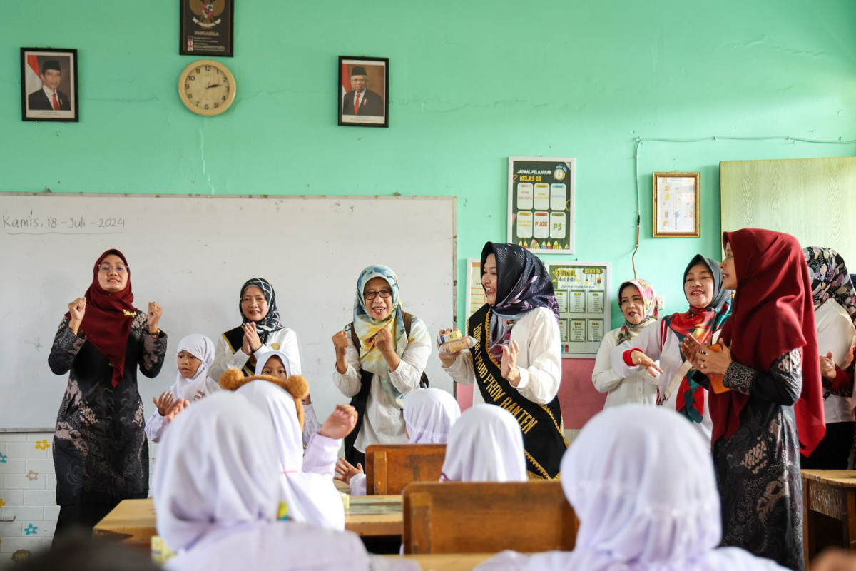 Bunda Paud Provinsi Banten Tine Al Muktabar Tinjau Pelaksanaan Transisi Belajar Paud Dengan Menyenangkan di Kota Serang