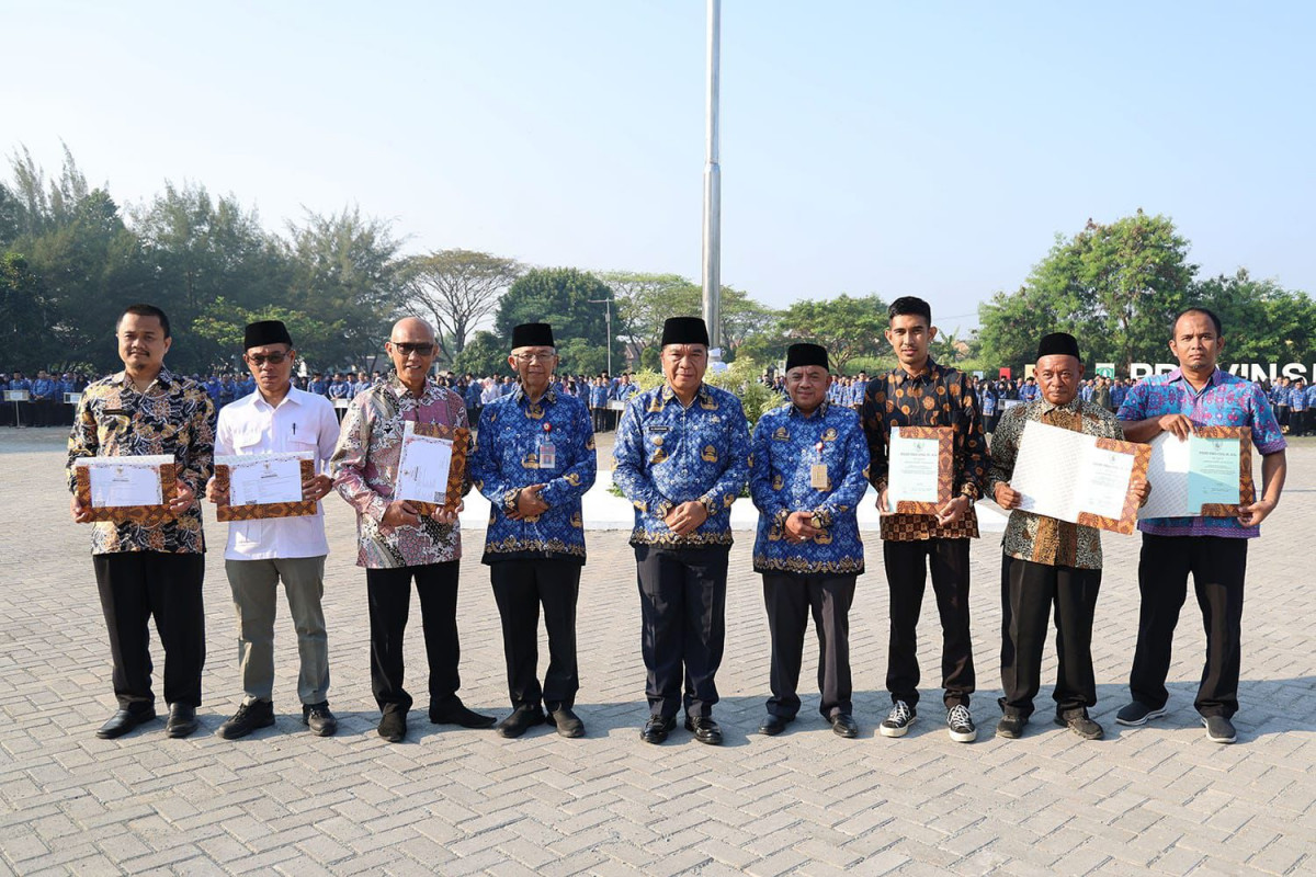 Pj Gubernur Al Muktabar Serahkan 690 Sertifikat NIK dan 100 Akta Notaris Koperasi Binaan Provinsi Banten