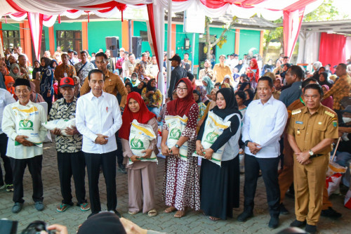 Pj Gubernur Banten Al Muktabar Dampingi Presiden Jokowi Luncurkan Program Bantuan Pangan