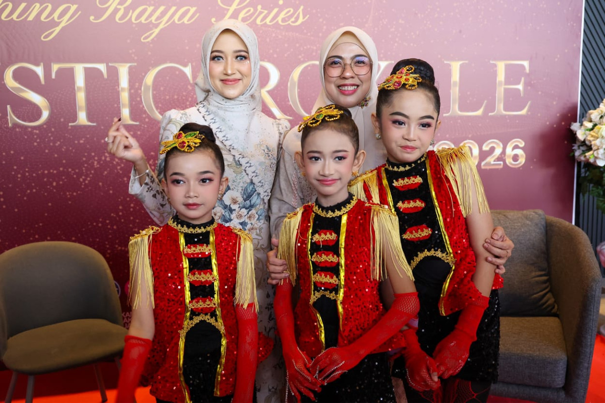 Dukung Jenama Fesyen Lokal, Tinawati Andra Soni Hadiri Peluncuran Raya Series