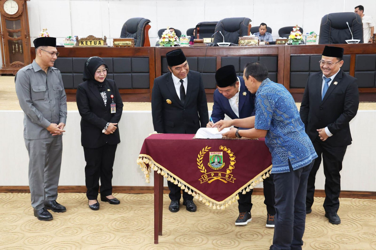 Pj Gubernur Al Muktabar Hadiri Rapat Paripurna Penetapan Calon Pimpinan DPRD Banten 2024-2029