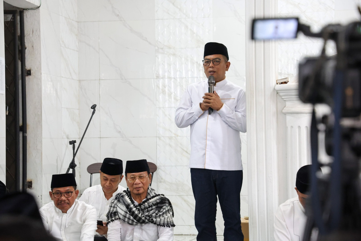 Safari Ramadan di Masjid Jami’atul Khoir, Gubernur Andra Soni Ajak Warga Perkuat Kebersamaan