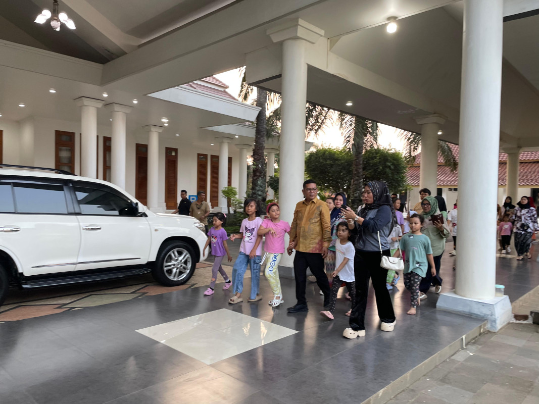 Gubernur Banten Andra Soni Perkenalkan Anak-anak Sejarah dan Lingkungan Gedung Negara