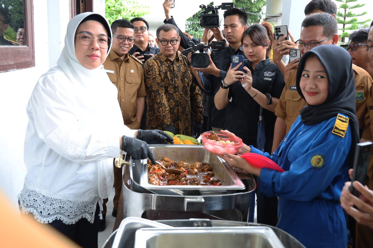 Gubernur Banten Andra Soni Tinjau Uji Coba MBG di SMKN 1 Anyer
