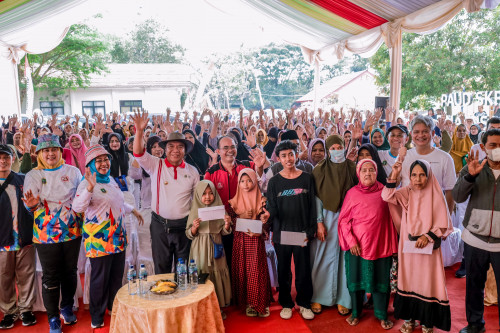 Salurkan Bantuan Sosial di Kabupaten Tangerang, Pj Gubernur Banten Al Muktabar : Menjadi Tali Asih