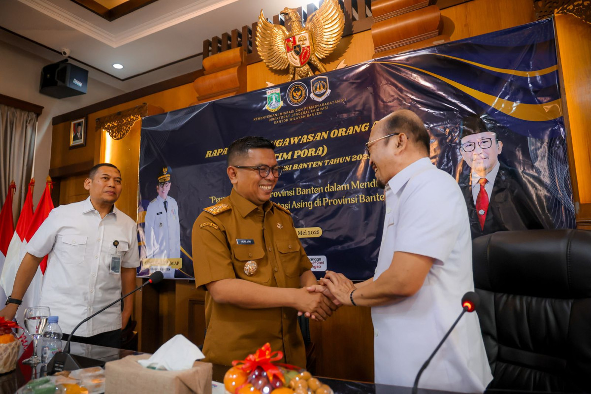 Gubernur Banten Andra Soni Buka Rapat  Tim Pengawasan Orang Asing