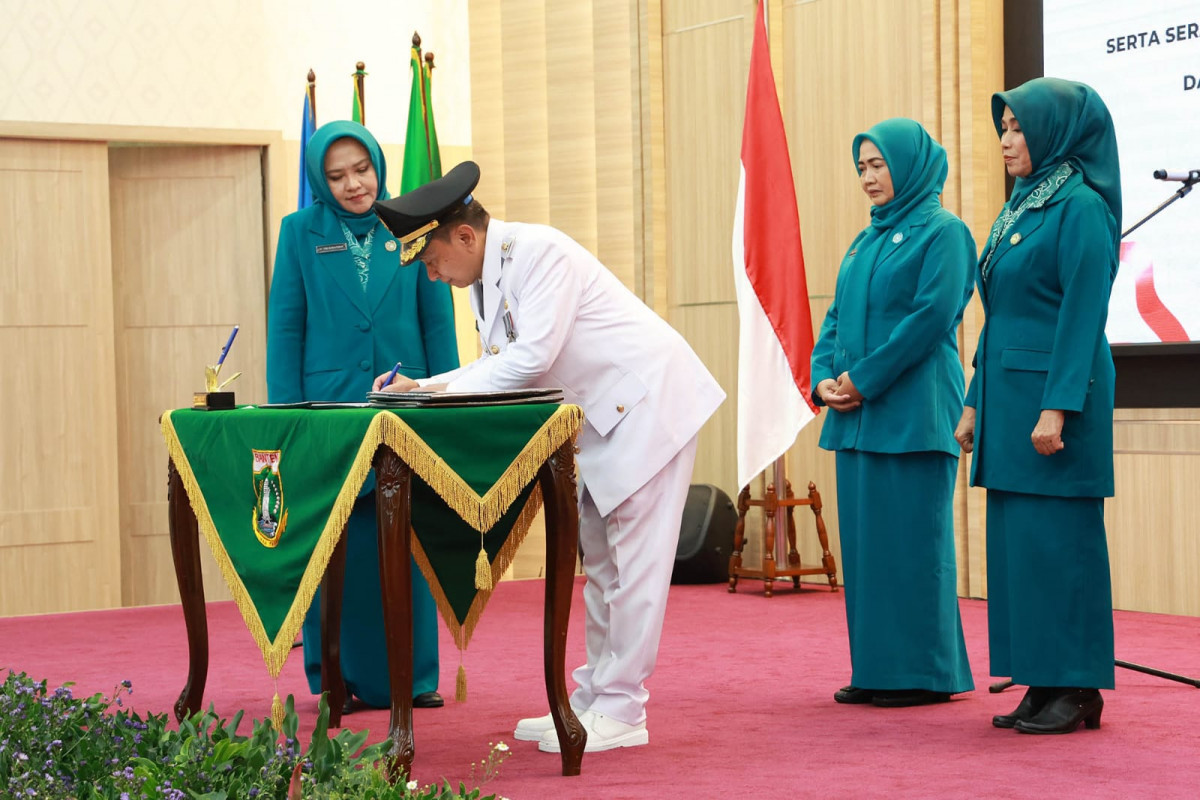 Pj Ketua TP PKK Provinsi Banten Tine Al Muktabar Lantik Nurhasanah Yedi Rahmat sebagai Pj TP PKK Kota Serang