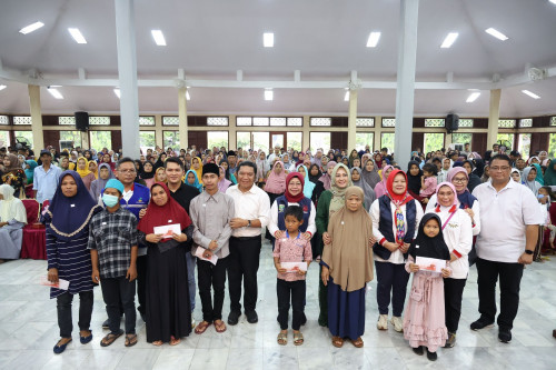 Pj Gubernur Banten Al Muktabar Salurkan Bantuan dan Jaminan Sosial Penanganan Kemiskinan Ekstrem ke Warga Pandeglang 