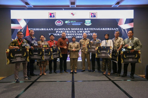 Program Perlindungan Pekerja, Pemprov Banten Berikan Anugerah Paritrana Award 2022