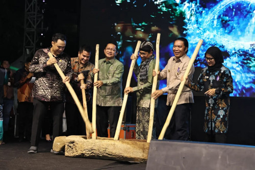 Pj Gubernur Banten Al Muktabar Raih Lencana Bhakti Pembangunan Daerah Kemendes PDTT