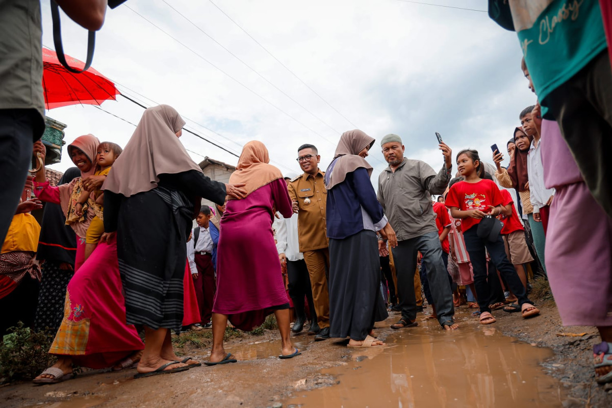 Tinjau Jalan Rusak di Pontang, Gubernur Banten Andra Soni Ajak Pemkab Serang Bersinergi Selesaikan Masalah
