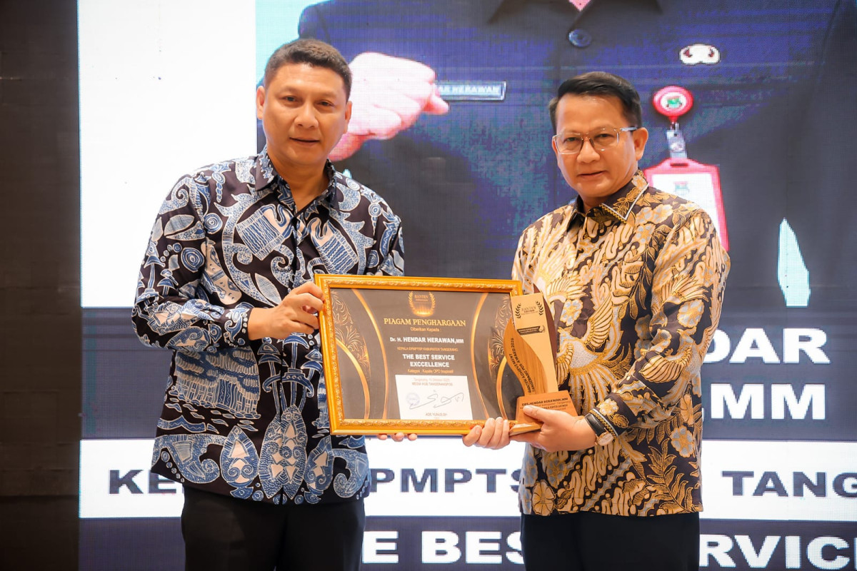 Andra Soni Terima Penghargaan Tangerang Pos Award, Ajak Pers Bangun Banten Lewat Literasi