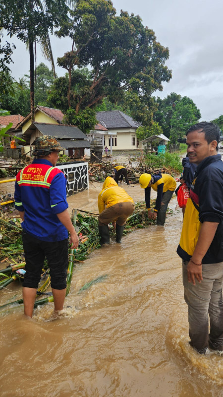 Bencana Banjir dan Longsor, Pemprov Banten Kerahkan Petugas dan Salurkan Bantuan