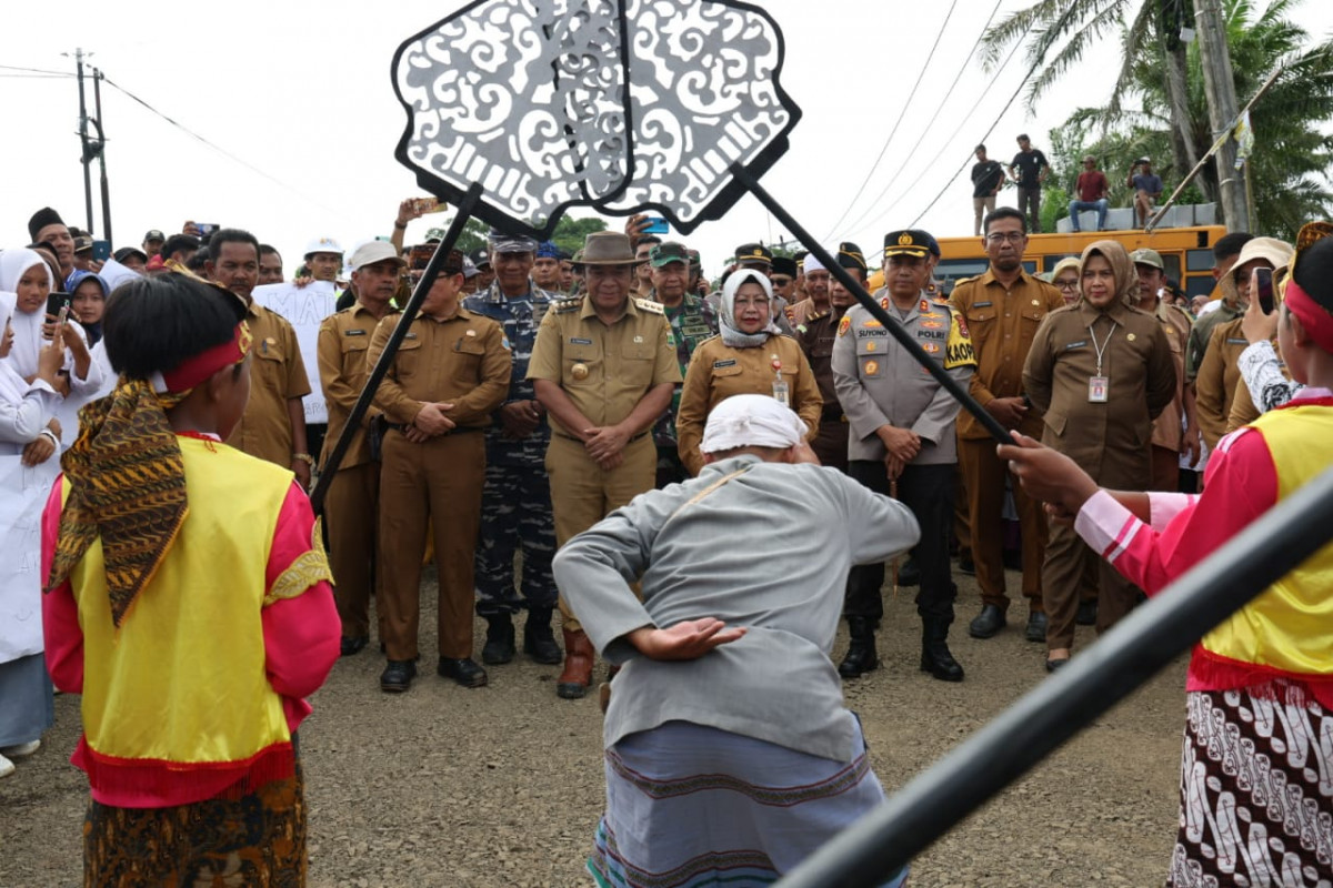 Groundbreaking Pembangunan Ruas Jalan Ciparay-Cikumpay, Pj Gubernur Banten Al Muktabar : Pemerintah Hadir Menyiapkan Layanan Dasar