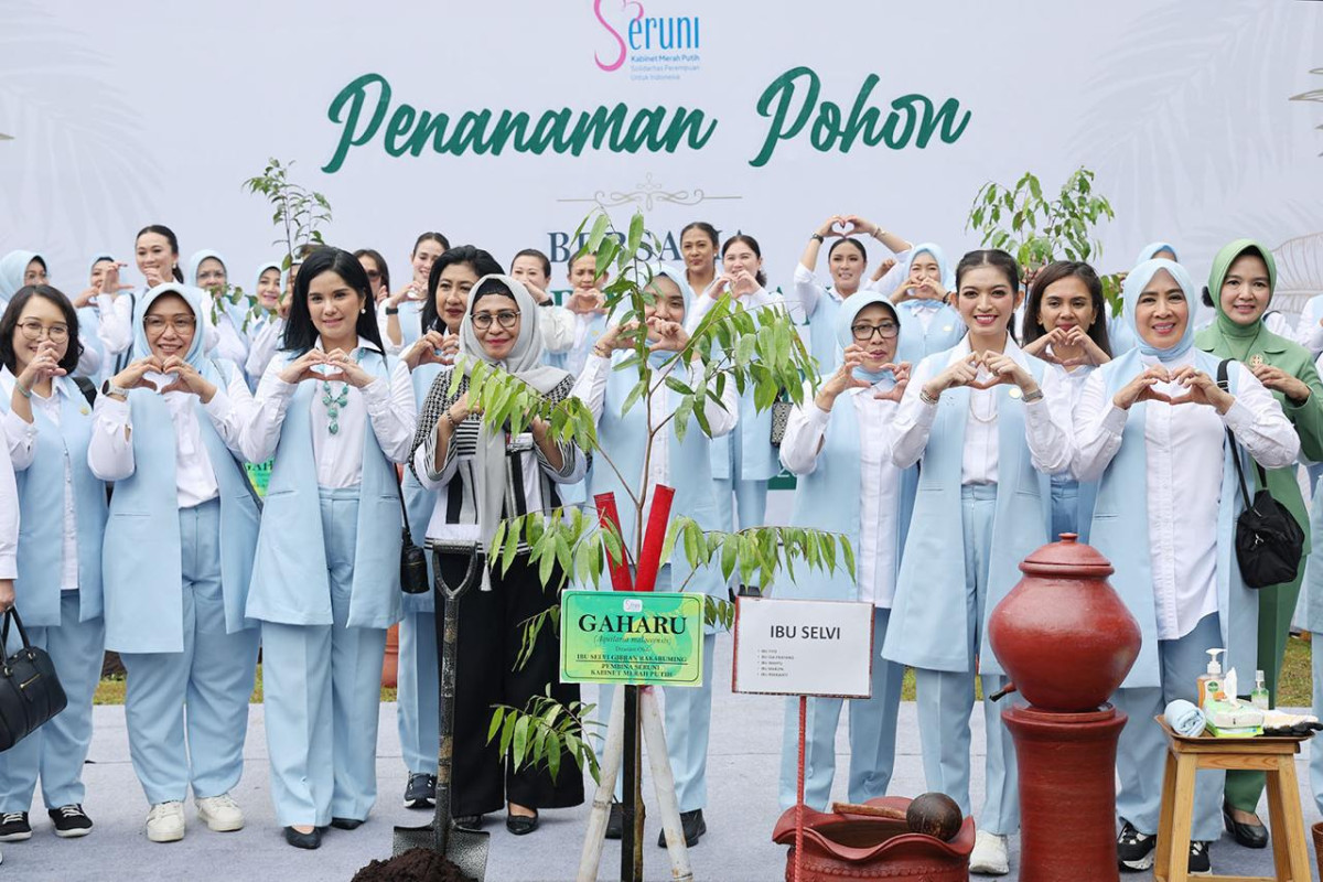 Pj Ketua TP PKK Provinsi Banten Irmawaty Habie Damenta Dampingi Istri Wapres RI Selvi Gibran Rakabuming dan Ketua Umum Seruni Kabinet Merah Putih Tri Tito Karnavian Bersama Anggota Lakukan Aksi Sosial