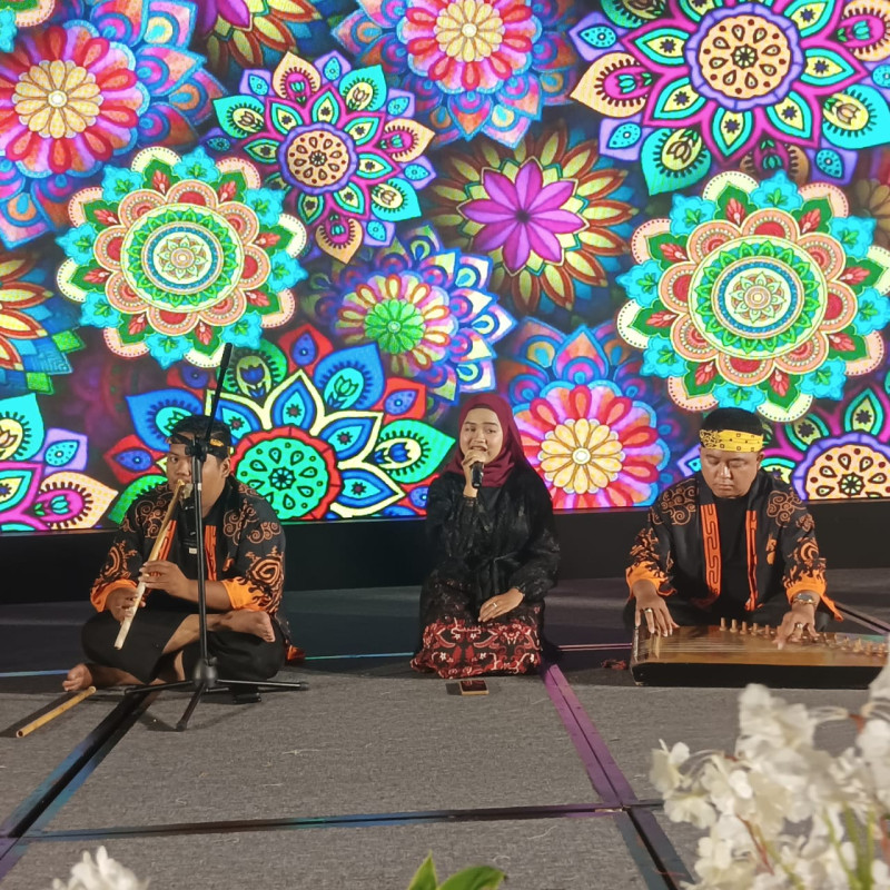 Komara Paraguna  Tampilkan Kacapi Suling di Hotel Aston Serang