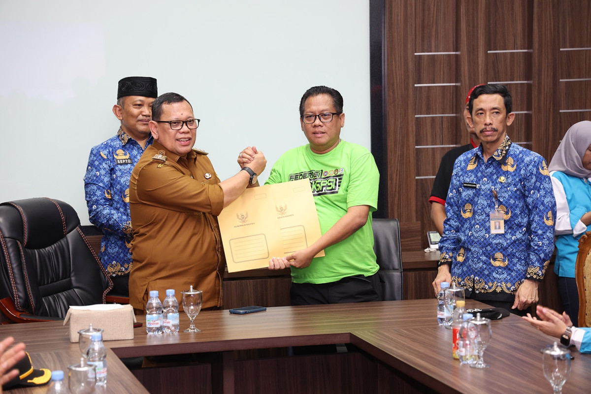 Usai Tetapkan UMK 2025,  Pj Gubernur Banten A Damenta Terima Audiensi Buruh