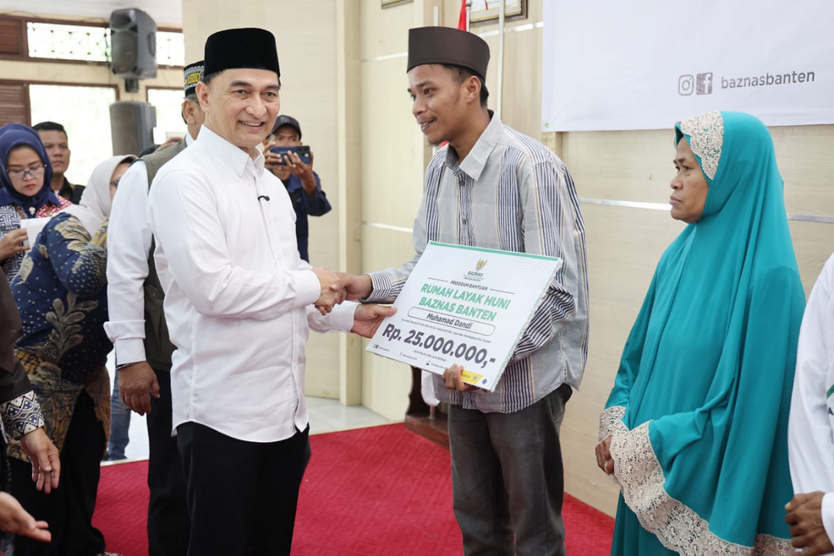 Wagub Banten A Dimyati Natakusumah Salurkan Bantuan RLHB dan Biaya Pendidikan BAZNAS Provinsi Banten