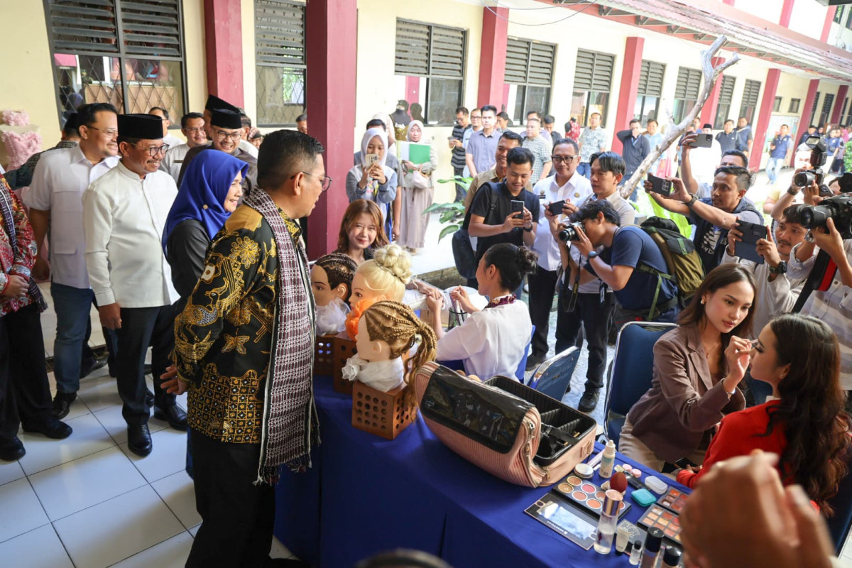 Gubernur Banten Andra Soni Luncurkan Program Sekolah Swasta Gratis, Peluncuran Sosialisasi SPMB dan Penerapan BLUD di SMKN 3 Tangerang