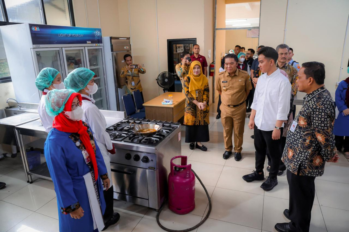 Pj Gubernur Banten Al Muktabar Dampingi Wapres RI Gibran Rakabuming Tinjau Model Pelibatan SMK Jurusan Tata Boga dalam Program Makan Bergizi Gratis