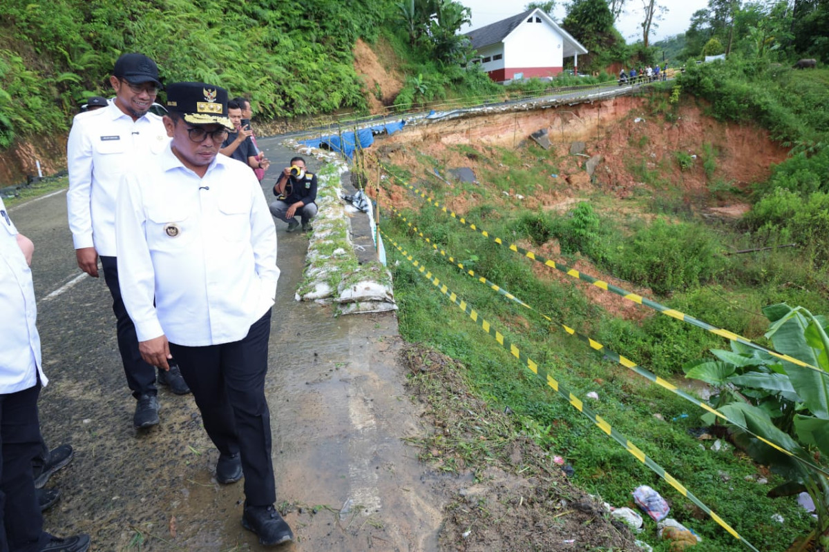 Tinjau Longsor Ruas Jalan Cipanas–Ciparay, Gubernur Banten Andra Soni: Rehabilitasi Dimulai Juli 2025