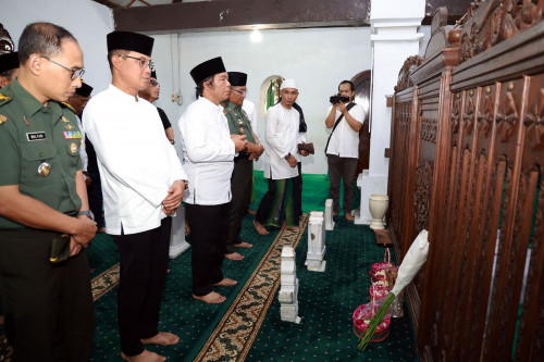 Jelang HUT ke-23 Provinsi Banten, Pj Gubernur Al Muktabar Ziarah ke Sultan Maulana Hasanudin