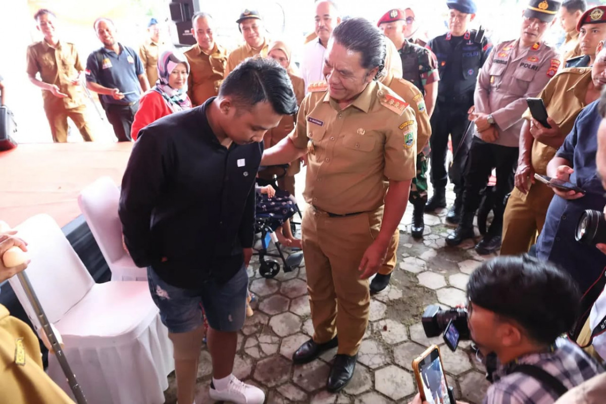 Pj Gubernur Banten Al Muktabar Salurkan Bantuan Sosial Untuk Masyarakat Kabupaten Lebak.