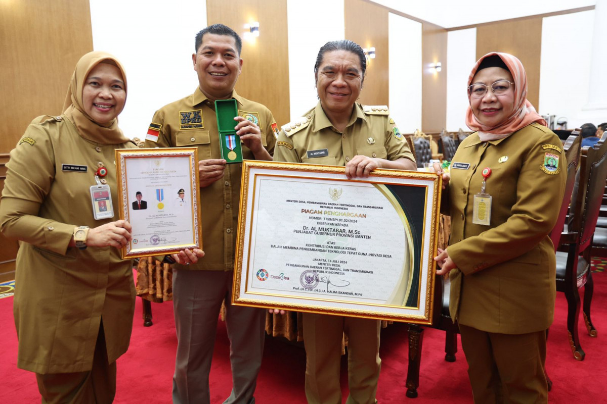 Pj Gubernur Banten Al Muktabar Raih Piagam Lencana Abdi Inovasi Desa Dari Kemendes