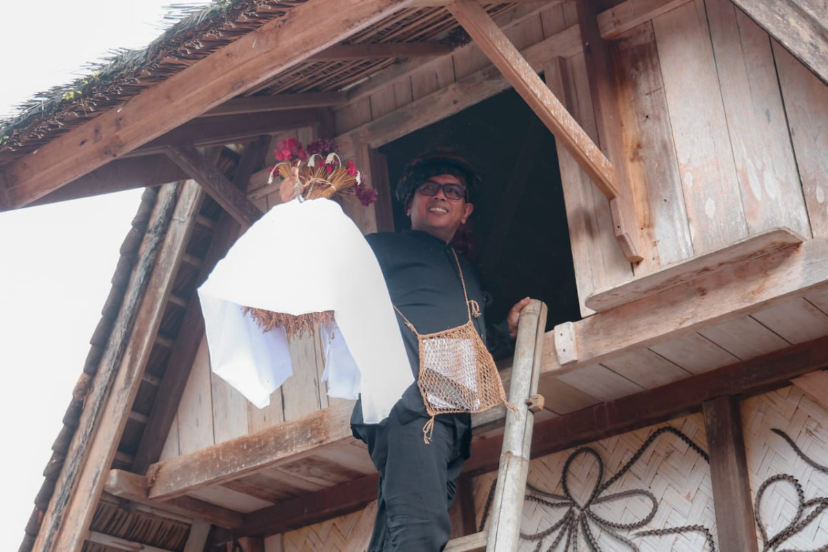 Hadiri Seren Taun Cisungsang, Gubernur Banten Andra Soni Ikuti Prosesi Ngimahkeun Pare