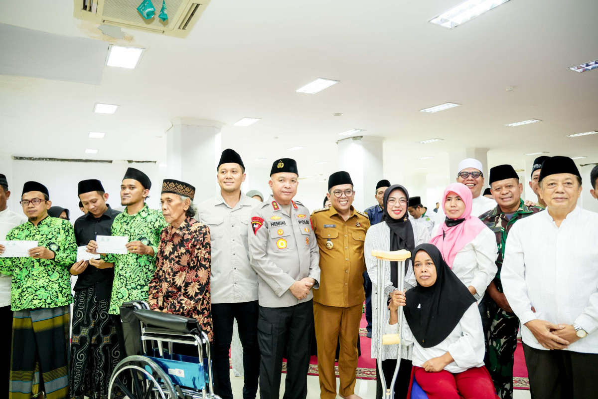 Gelar Safari Ramadan, Gubernur Andra Soni Beri Bantuan untuk Ustaz, Marbot hingga Pesantren