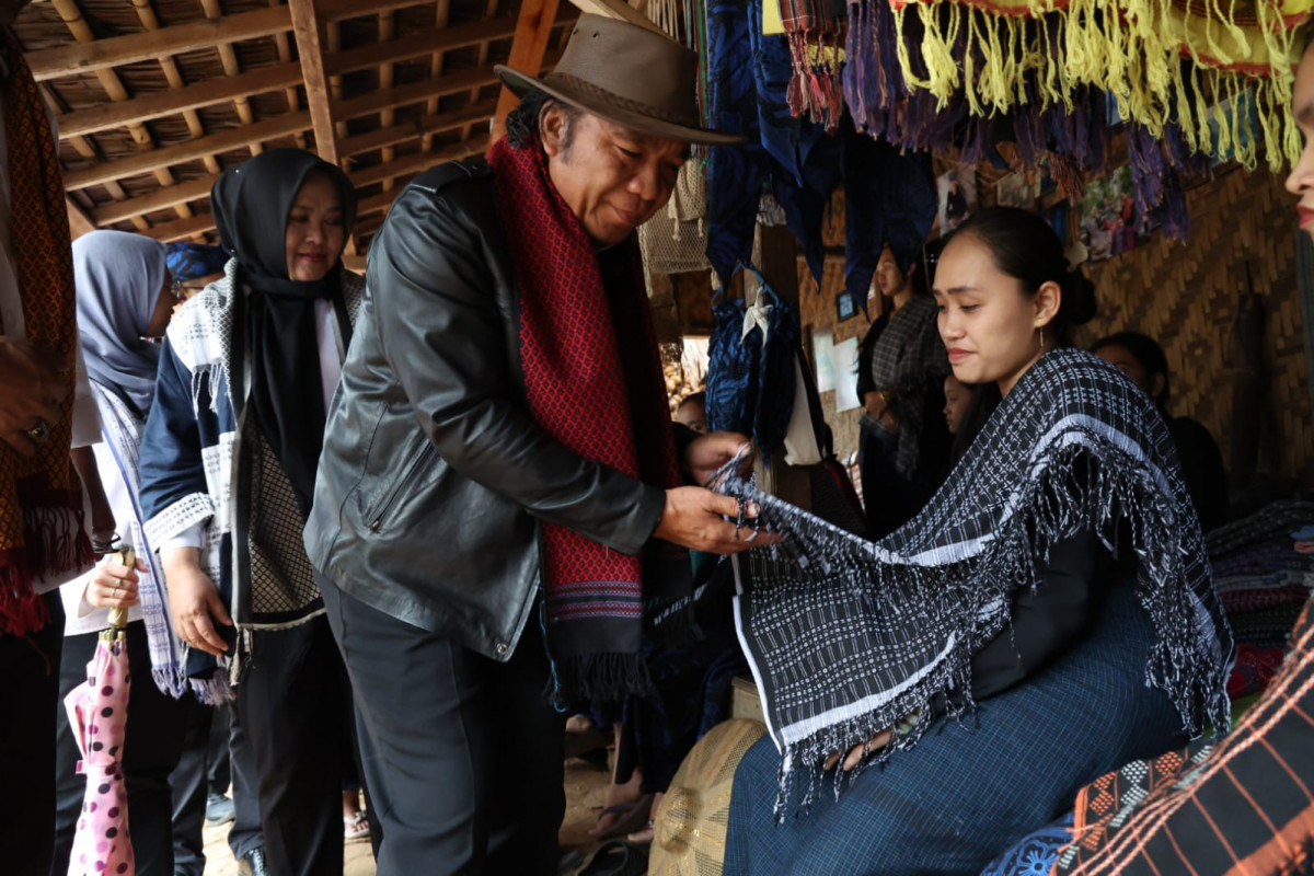 Tutup Pelatihan Tenun Baduy, Pj Gubernur Banten Al Muktabar: Lestarikan Warisan Budaya Leluhur