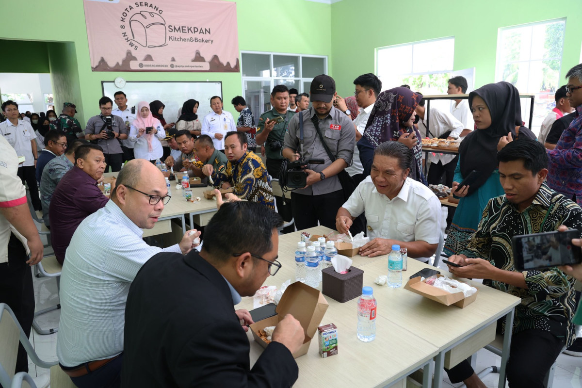 Pj Gubernur Banten Al Muktabar Dampingi Komisi II DPR RI Tinjau Pelaksanaan Makan Bergizi Gratis