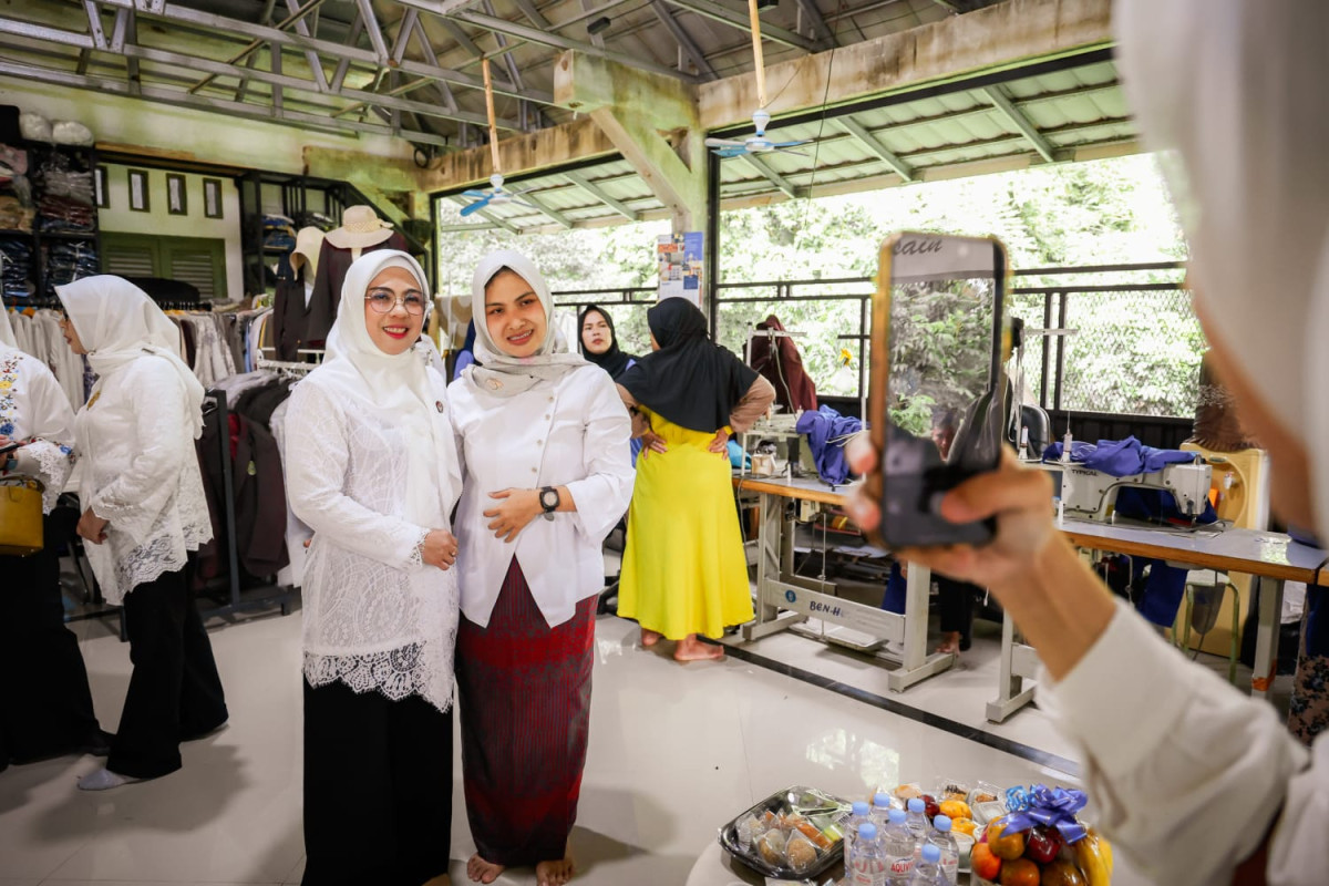 Peringati Hari Kartini, Ketua TP PKK Provinsi Banten Tinawati Andra Soni Berikan Penghargaan Tiga Perempuan Inspiratif di Kota Serang